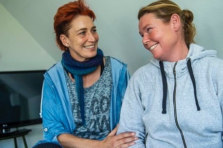 Inge Marie i samtale med en klient