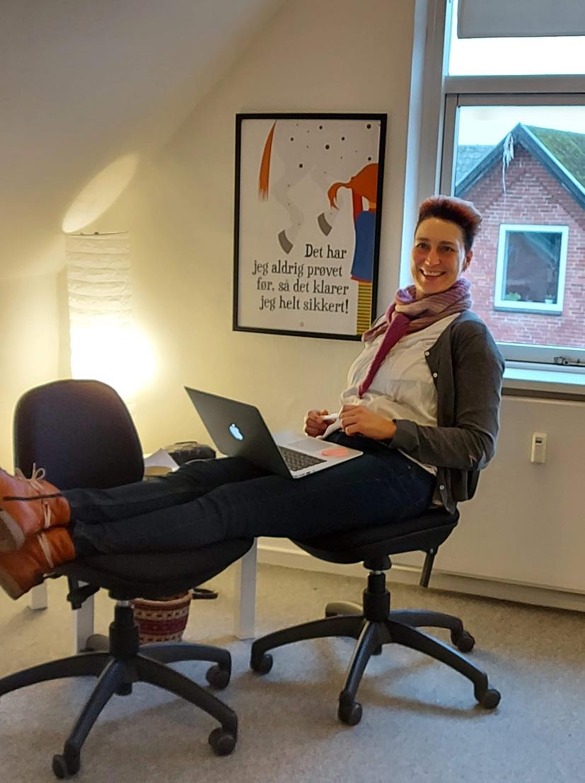 Inge Marie med sin bærbare computer og et smil